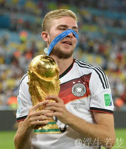 德甲纪录:克拉默轰出超远乌龙球 德甲纪录:克拉默轰出超远乌龙球